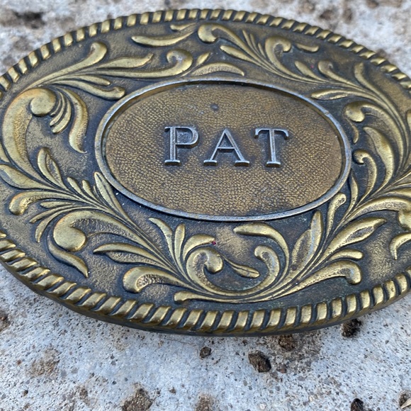 Vintage 1977 PAT scrolled thick brass belt buckle - Picture 4 of 5